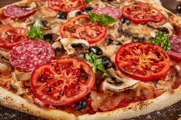 Taze pizza domates, peynir ve ahşap masa üzerinde mantar ile