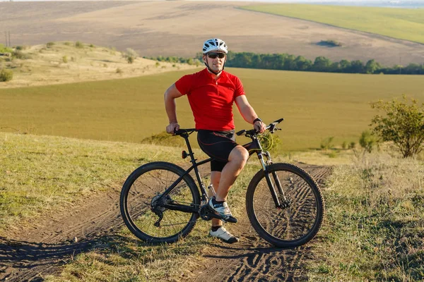 Fahrrad Abenteuer Reise Foto. Fahrradtourismus auf der Landstraße. Sonnenuntergang im Hintergrund. — Stockfoto