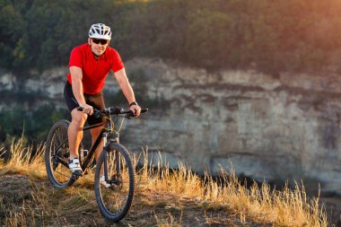 Güzel sonbahar üzerinde Bisiklete binmek sırt çantası ile seyahat