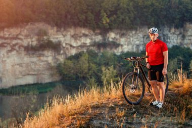 Güzel sonbahar üzerinde Bisiklete binmek sırt çantası ile seyahat