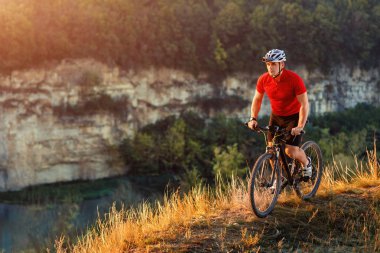 Güzel sonbahar üzerinde Bisiklete binmek sırt çantası ile seyahat