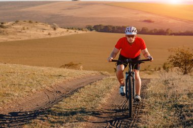 Güzel sonbahar üzerinde Bisiklete binmek sırt çantası ile seyahat