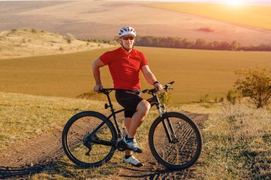 Güzel sonbahar üzerinde Bisiklete binmek sırt çantası ile seyahat