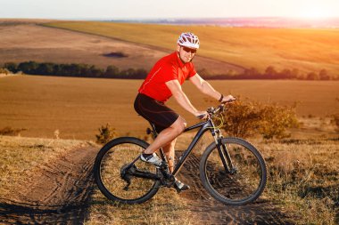 Güzel sonbahar üzerinde Bisiklete binmek sırt çantası ile seyahat