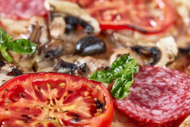 Salam, domates ve zeytin pizza closeup