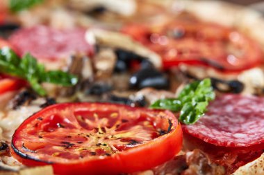 Salam, domates ve zeytin pizza closeup