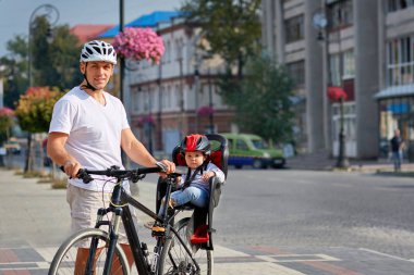 Etkin aile yaz günü parkta bisiklet sürme