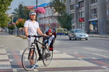 Etkin aile yaz günü parkta bisiklet sürme