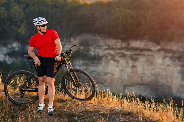 Viajero con mochila Montar en bicicleta en el hermoso otoño — Foto de Stock