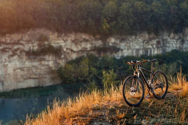 Dağ bisikleti yalnız sonbahar günbatımı manzara karşı açık duruyor