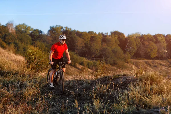 Güzel sonbahar üzerinde Bisiklete binmek sırt çantası ile seyahat