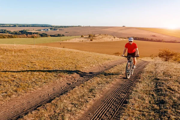 Güzel sonbahar üzerinde Bisiklete binmek sırt çantası ile seyahat