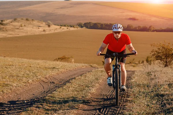 Güzel sonbahar üzerinde Bisiklete binmek sırt çantası ile seyahat
