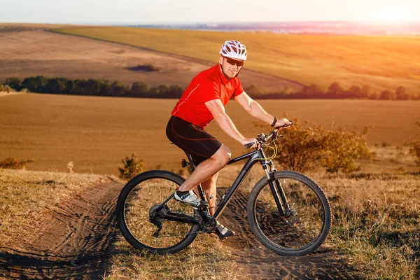 Güzel sonbahar üzerinde Bisiklete binmek sırt çantası ile seyahat