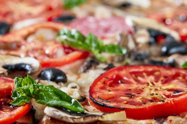 Salam, domates ve zeytin pizza closeup