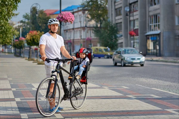 Etkin aile yaz günü parkta bisiklet sürme