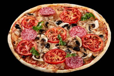 Pizza siyah beton zemin üzerine gıda maddeleri.