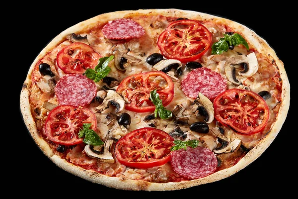 Ingredientes alimentarios en pizza sobre fondo de hormigón negro . — Foto de Stock