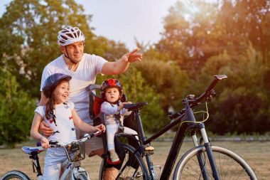 Kırsal kesimde döngüsü binen aile