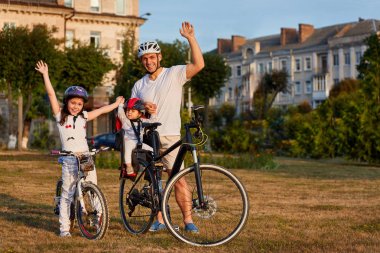 Kırsal kesimde döngüsü binen aile