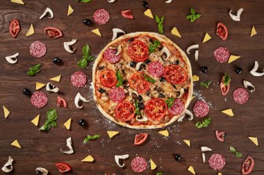 Pizza domates, mozzarella peyniri, Siyah Zeytin ve fesleğen. Lezzetli İtalyan pizza ahşap pizza yönetim kurulu.