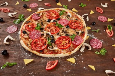 Pizza domates, mozzarella peyniri, Siyah Zeytin ve fesleğen ile.