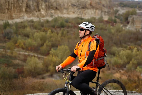 Dağ bisikleti iz. Sırt çantası seyahat bisiklet ile turizm.