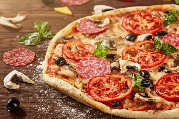 Taze pizza domates, peynir ve ahşap masa üzerinde mantar ile