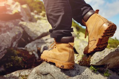 kaya dağlarda yürüyüş botları.