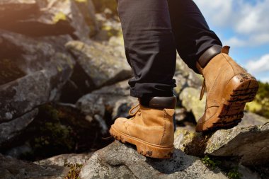 kaya dağlarda yürüyüş botları.