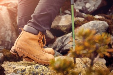 kaya dağlarda yürüyüş botları.