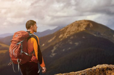 Erkek arka dağlarda yolcusu