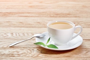 Fincan çay ve çaydanlık ahşap arka plan üzerinde