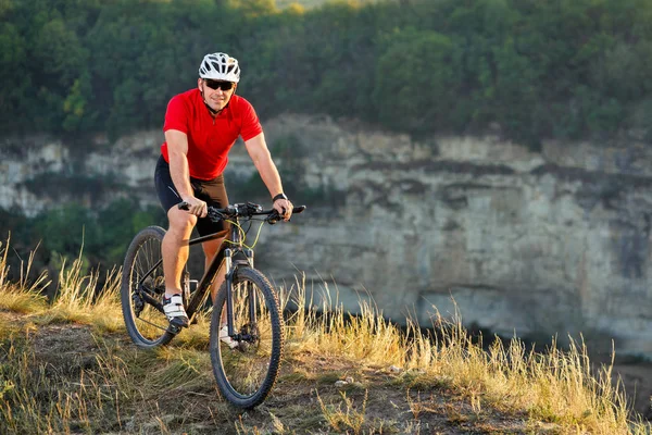 Bike adventure cestování fotografie. Cyklista na stopě louka Krásný slunečný den. — Stock fotografie