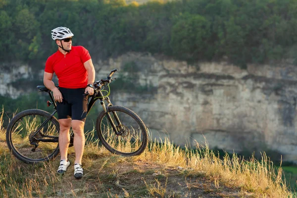 Fahrrad Abenteuer Reise Foto. Radler auf dem schönen Wiesenweg an sonnigem Tag. — Stockfoto