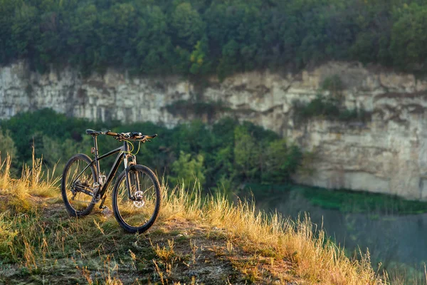 Mountainbike steht allein draußen vor der herbstlichen Sonnenuntergangslandschaft — Stockfoto