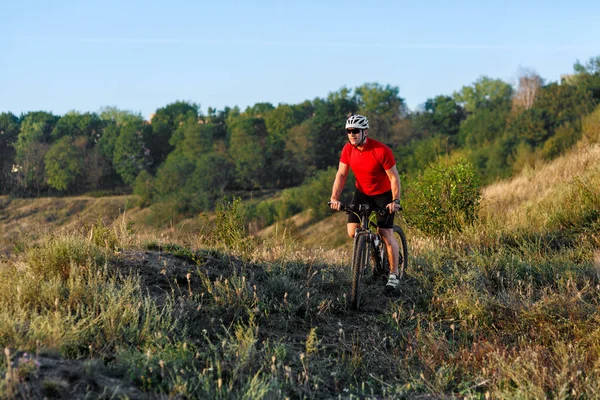 Bicicleta aventura viaje foto. Ciclista en el hermoso sendero del prado en un día soleado . — Foto de Stock