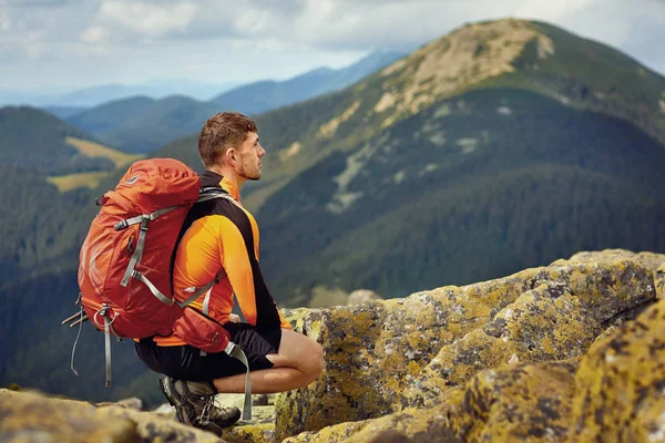 Voyageur masculin de retour dans les montagnes — Photo