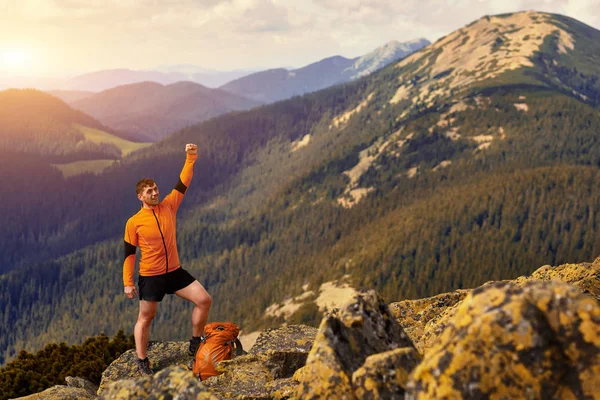 Buon escursionista che vince raggiungendo l'obiettivo della vita, il successo, la libertà e la felicità, il raggiungimento in montagna . — Foto Stock