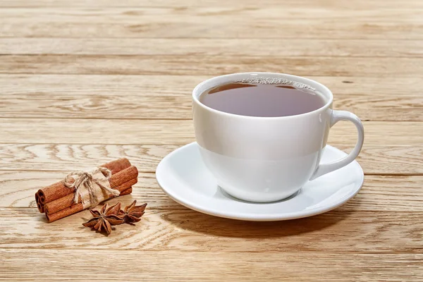 Taza con té y tetera sobre fondo de madera — Foto de Stock