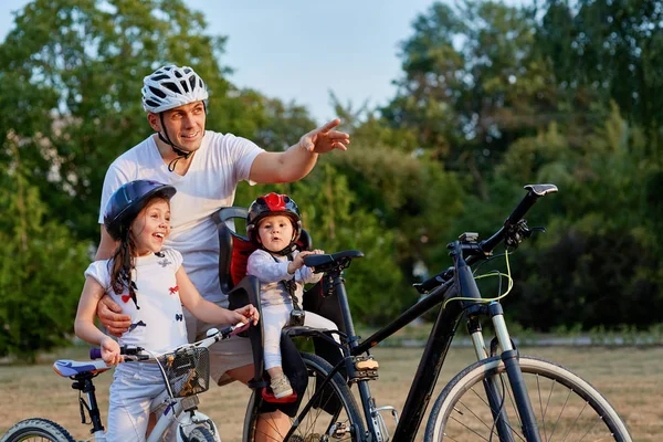 Neşeli aile parkında bisikleti