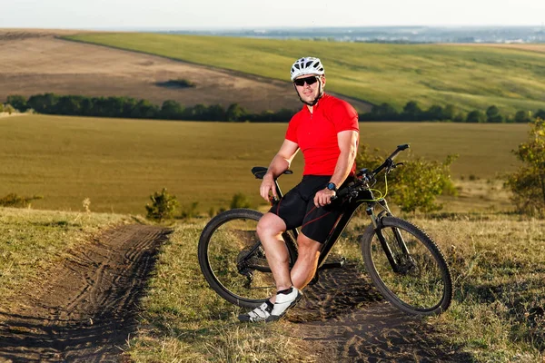 Bicicleta de montaña deporte atleta hombre equitación al aire libre — Foto de Stock