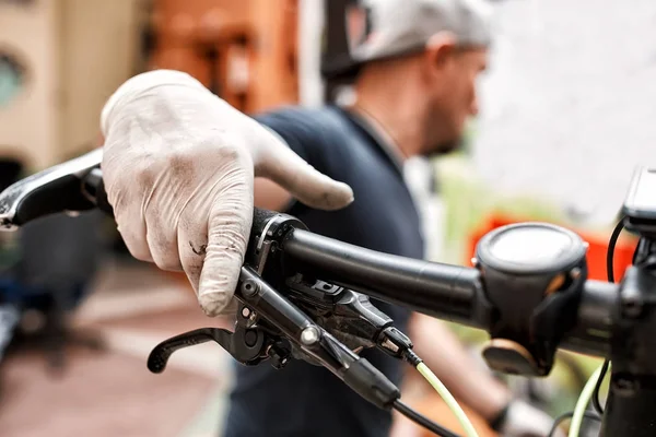 Mechanik rowerowy w warsztacie w procesie naprawy — Zdjęcie stockowe