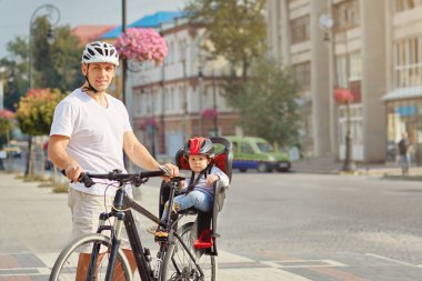 Neşeli aile parkında bisikleti