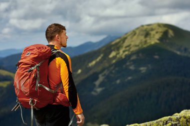 bir kayanın üstünde seyahat etmek sırt çantası ile adam