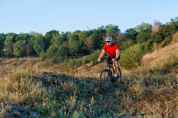 Bicicleta de montaña deporte atleta hombre equitación al aire libre — Foto de Stock