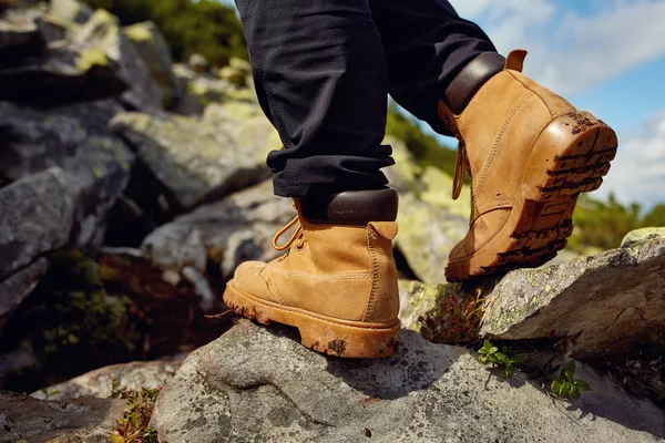 yürüyüş yakın çekim çizmeler. Kız turist adımları buzlu dağ izinde.