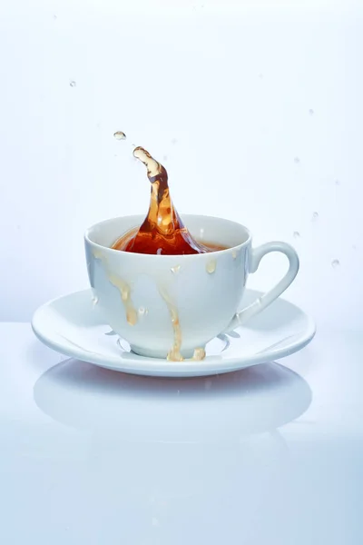 Белые чашки кофе с паром — стоковое фото