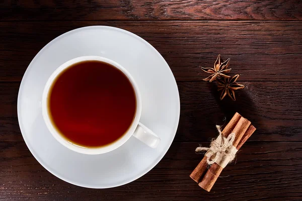 Sıcak earl grey çay limon dilimi en iyi Oda ahşap masa üzerinde