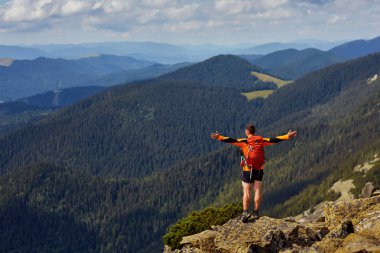 sırt çantası ayakta kaldırdı elleriyle bir dağın tepesinde birlikte fiyatı